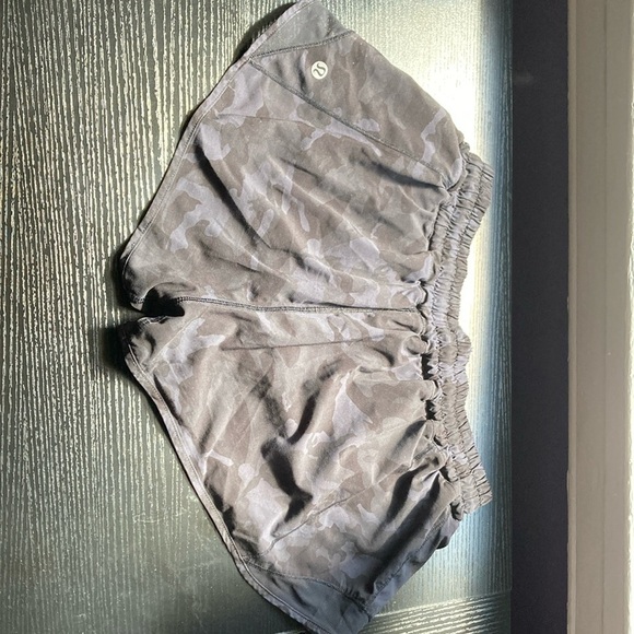 Lululemon Hotty Hot Short II *2.5" Low rise - Picture 3 of 4